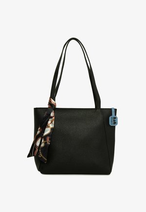 Borsa a spalla in pelle nera con finitura testurizzata, dotata di due manici lunghi e una sciarpa di seta a fantasia annodata su un lato. Accentuata da un'etichetta blu.