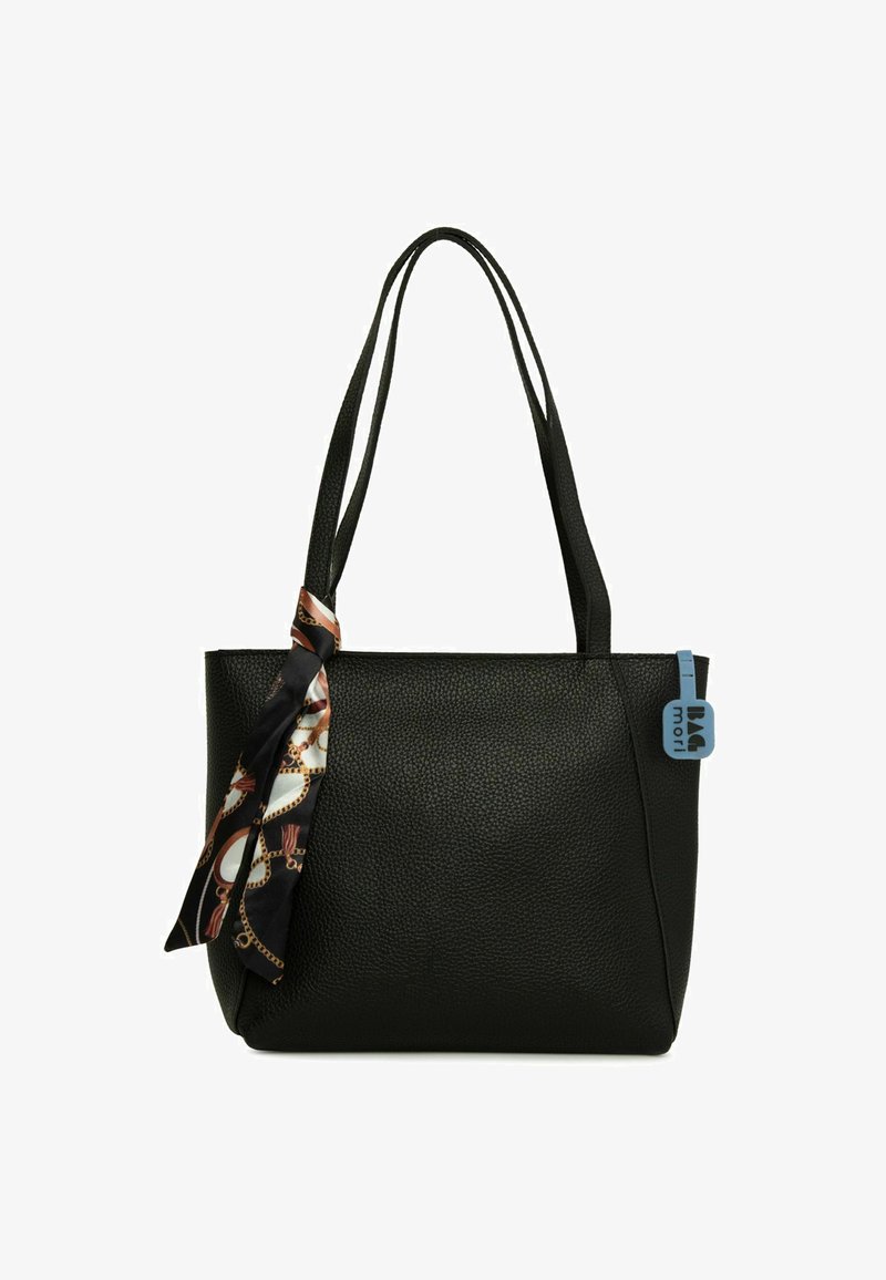 Fekete bőr vámház táska texturált felülettel, két hosszú fogantyúval és egy oldalon megkötött mintás sállel. Kék címke díszíti.