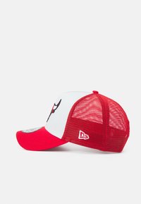 Gorra de béisbol roja y blanca con respaldo de malla, visera curvada, logo bordado en la parte frontal y un pequeño logo en el lateral.