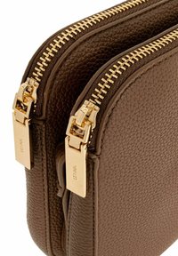 Brązowa skórzana torebka o teksturowanym wykończeniu, z podwójnymi przegródkami i złotymi zamkami błyskawicznymi. Trwała i kompaktowa konstrukcja.
