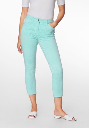 Aquablaue gestreifte Caprihose mit Knopfverschluss und Gürtelschlaufen, ausgestattet mit Fronttaschen und einem leicht tapered Bein Design.