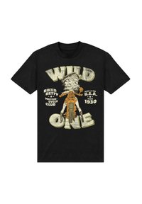 T-shirt nera in cotone con un'illustrazione vintage di un motociclista e una moto arancione. Testo che recita "WILD ONE" e "Biker Betty Motorcycle Club."