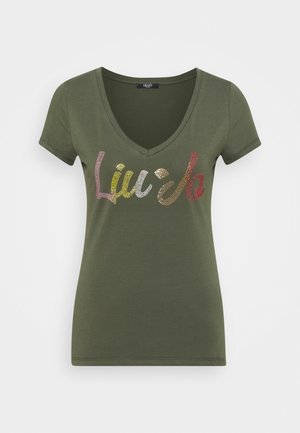 T-shirt femme vert olive à encolure en V et manches courtes, avec un texte de logo en strass multicolore sur la poitrine.