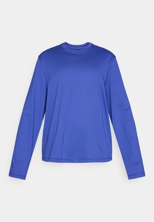 Garais piedurkņu T-krekls dzīvīgā zilā krāsā, izgatavots no gludas, vieglas auduma. Tam ir apaļš izgriezums un brīva piegriezuma forma ar minimālām šuvēm.