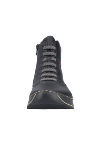 Bottine en cuir noir avec des lacets gris, bout rond, surpiqûres jaunes et fermeture éclair sur le côté ; matériau texturé à l'arrière.