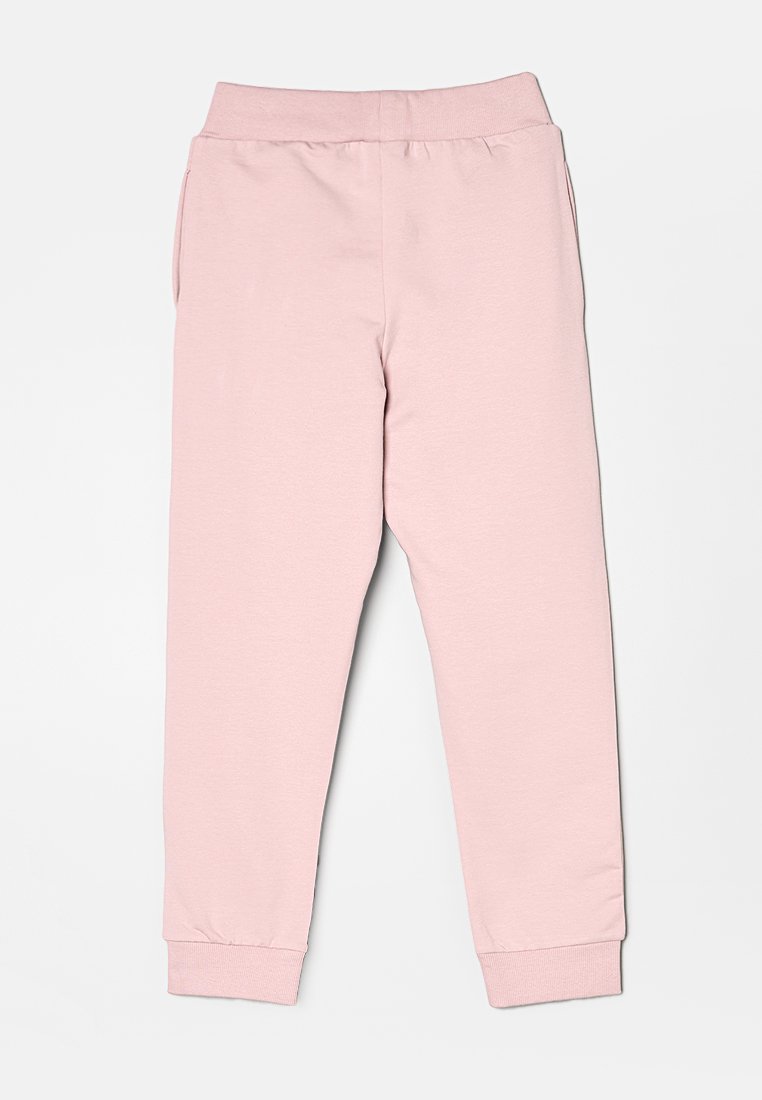 Jasnoróżowe dresy z miękkiego materiału, z elastyczną talią i dopasowanymi mankietami, bez kieszeni lub widocznych wzorów.