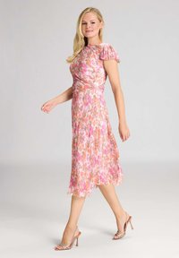 Blumiges Midikleid mit rosa, orangefarbenen und grünen Mustern. Kurze Puffärmel und eine taillierte Taille, aus leichtem Stoff gefertigt.