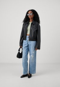 Gina Tricot Petite DISTRESSED PETITE - Casaco de pele sintética - offblack