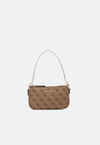 Borsa a spalla marrone con motivo, dotata di tracolla a catena, caratterizzata da un accento a forma di triangolo e da un compartimento con zip. Superficie in tessuto testurizzato.