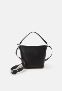 Borsa a secchiello in pelle nera con manico corto e tracolla regolabile con fibbia argentata su sfondo bianco.