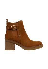 Bottines en cuir velours marron, avec une fermeture éclair latérale, une sangle décorative à boucle, un talon épais et une semelle texturée.