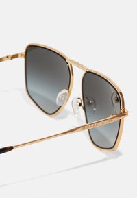 Michael Kors SILVERTON - Sluneční brýle - shiny yellow gold/light grey gradient