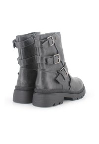 Botas de tobillo de cuero negro con tres correas ajustables y hebillas plateadas; suela de goma texturizada para mayor tracción; diseño de punta redonda.