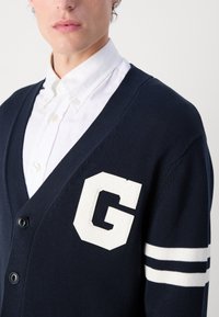 GANT VARSITY CARDIGAN - Cardigan - evening blue