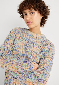 ONLY ONLLUCA ONECK - Maglione - rose smoke/multi color