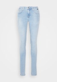 Jeans ajustados de color azul claro, hechos de mezclilla, con cinco bolsillos, cremallera y un ligero desgastado en la tela. Diseño clásico con detalles de costura superior.