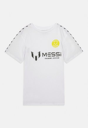 Valge lühikeste varrukatega spordisärk musta Messi logoga ja tekstiga „MESSi TRAINING SYSTEM“, mustade triipudega detailid õlgadel ning kollane ümmargune embleem.