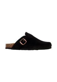 Zoccoli in suede nero con suola in sughero, caratterizzati da una fibbia decorativa. Il design è chiuso davanti con una forma arrotondata e una base piatta.