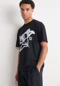 HUGO DABLUMO - Print T-shirt - black