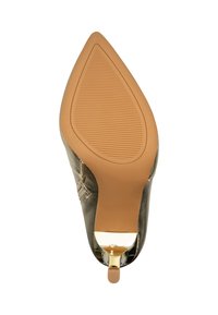 Zapato de tacón alto con puntera afilada, acentos metálicos dorados en el tacón y una suela flexible de goma texturizada en color marrón.