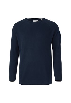 Granatowy dzianinowy pulower z długimi rękawami, o żebrowanej fakturze, z okrągłym dekoltem i małą kieszonką na lewym rękawie jako dodatkowy detal.