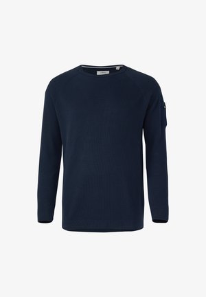 Pull-over en tricot bleu marine à manches longues, texture côtelée, col rond et petite poche sur la manche gauche pour plus de détails.