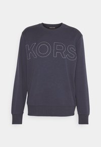 Námořnický svetr s kulatým výstřihem, dlouhými rukávy a velkým bílým nápisem "KORS" na přední straně. Měkká textura s žebrovanými manžetami a lemem.