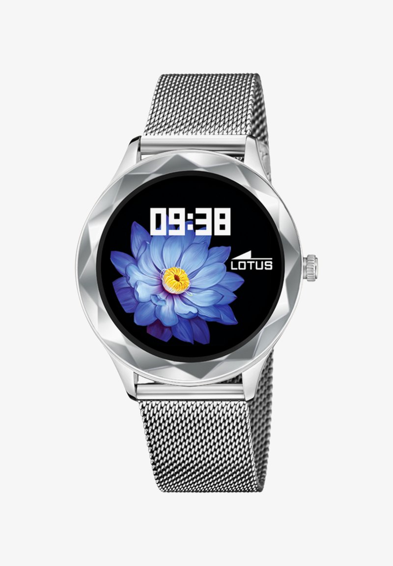 Srebrni pametni sat s okruglom, fasetiranom kućištem. Ima digitalni prikaz s cvjetnim dizajnom, koji prikazuje vrijeme 09:38 i marku "LOTUS." Remen od mrežice.