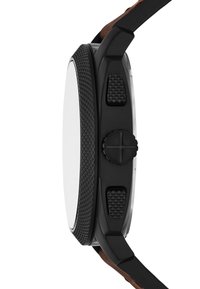 Reloj negro con caja redonda, corona texturizada y botones de presión. La correa combina goma oscura con un acento de cuero marrón.