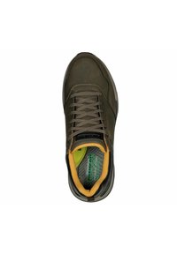 Sneaker verde oliva con una tomaia in pelle liscia, punta rotonda, lacci grigi e interno giallo. Presenta un marchio nero sulla linguetta.