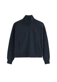 Giacca a zip blu navy in fleece, con colletto alto, due tasche frontali, polsini a costine e un logo rosso sul petto.