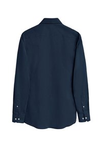 Camicia a maniche lunghe blu scuro con colletto a punta, tessuto morbido e polsini con bottone. La vista posteriore mostra un orlo curvo e linee pulite.