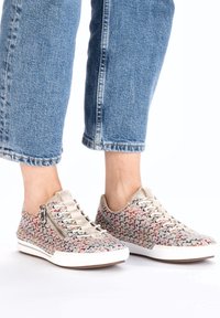 Baskets texturées arborant un motif multicolore, des accents beiges, des lacets gris et une fermeture éclair latérale décorative. Semelle en caoutchouc blanc.