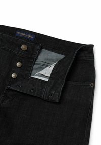 Černé džíny z denimové tkaniny s kovovými knoflíky, modrou nášivkou uvnitř s názvem značky a kontrastní látkou vnitřní kapsy.