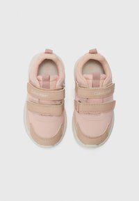Sapatilhas Calvin Klein em rosa e bege com duas tiras de Velcro, parte superior lisa, bico redondo e sola de borracha texturizada.