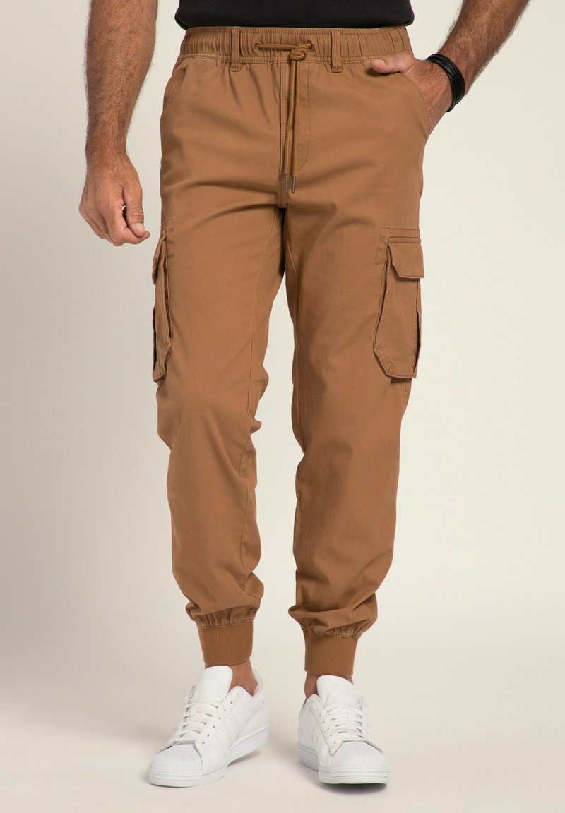 Cargo-Hosen in einem warmen Braunton, mit elastischem Bund, Kordelzug, Seitentaschen und elastischen Bündchen; aus einem leichten Stoff gefertigt.