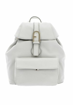 Sac à dos en cuir gris avec un dessus arrondi, fermeture à rabat, accents en métal doré et poche frontale. Texture lisse et design minimaliste.