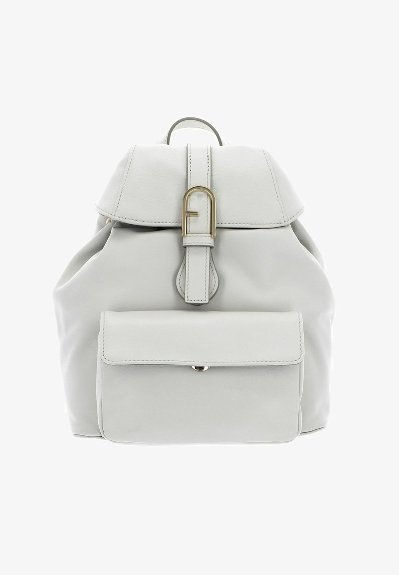 Sac à dos en cuir gris avec un dessus arrondi, fermeture à rabat, accents en métal doré et poche frontale. Texture lisse et design minimaliste.