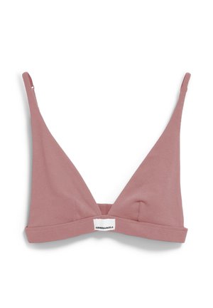 Zacht roze driehoekige bralette met dunne verstelbare schouderbandjes en een klein wit label met de tekst "ARMEDANGELS" op de middenband.