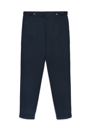 Pantaloni sartoriali blu navy con passanti per cintura abbottonati, tasche frontali e orli risvoltati, distesi su sfondo bianco.