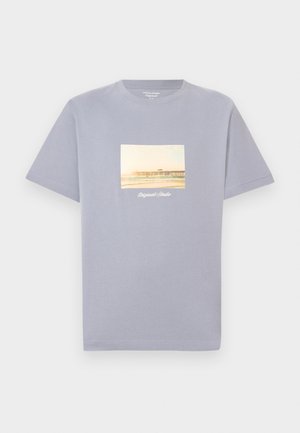 Hellgraues Baumwoll-T-Shirt mit einem rechteckigen Fotodruck und dem Text "Original Studio" unter dem Bild. Klassisches Rundhals-Design.