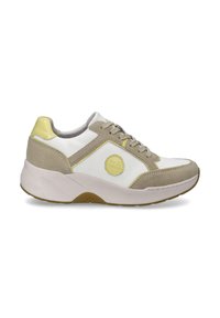 Weißer und beiger Sneaker mit einem gelben Akzent, der ein glattes Leder-Obermaterial, strukturiertes Wildleder und eine dicke, gepolsterte Sohle aufweist.