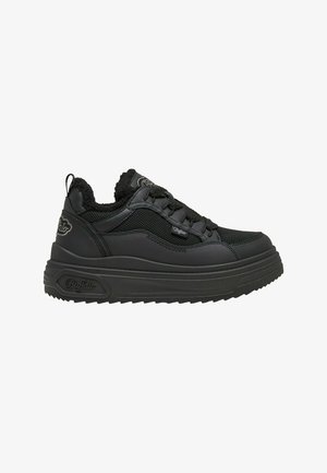 Μαύρο πλατφόρμα sneaker με λεπτομέρειες από δίχτυ και δέρμα, επενδεδυμένο κολάρο, δέσιμο με κορδόνια μπροστά και λογότυπο Buffalo στο πλάι και στη φτέρνα.
