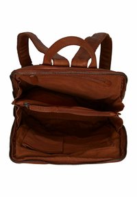 Mochila de cuero marrón con dos asas superiores y correas ajustables, que cuenta con un cierre de cremallera y bolsillos interiores en una tela a juego.