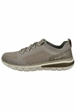 Zapatilla gris con parte superior de malla, detalles texturizados, cordones elásticos y suela acolchada. Presenta un logo en el lateral y un talón flexible.