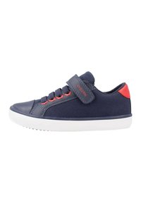 Sneakers blu navy con suola in gomma, caratterizzate da un upper in tessuto e accenti rossi, un cinturino con velcro e lacci tradizionali.