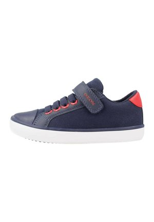 Sneakers blu navy con suola in gomma, caratterizzate da un upper in tessuto e accenti rossi, un cinturino con velcro e lacci tradizionali.