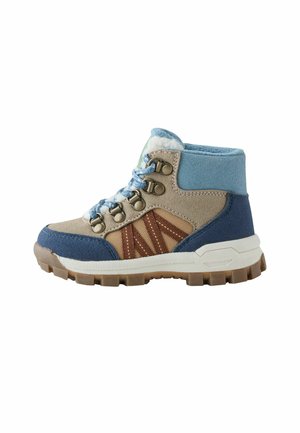Scarponcino da trekking per bambino alto in blu e beige con dettagli marroni, lacci blu, suola bianca e battistrada marrone strutturata per uso esterno.