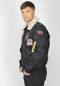 TOP GUN MIT KUNSTFELLKRAGEN - Vinterjacka - black