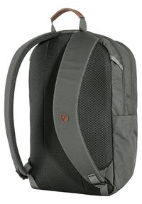 Sac à dos gris avec des côtés en mesh, une poignée en cuir et des accents en tissu. Il dispose de bretelles réglables et d'un logo sur le devant.